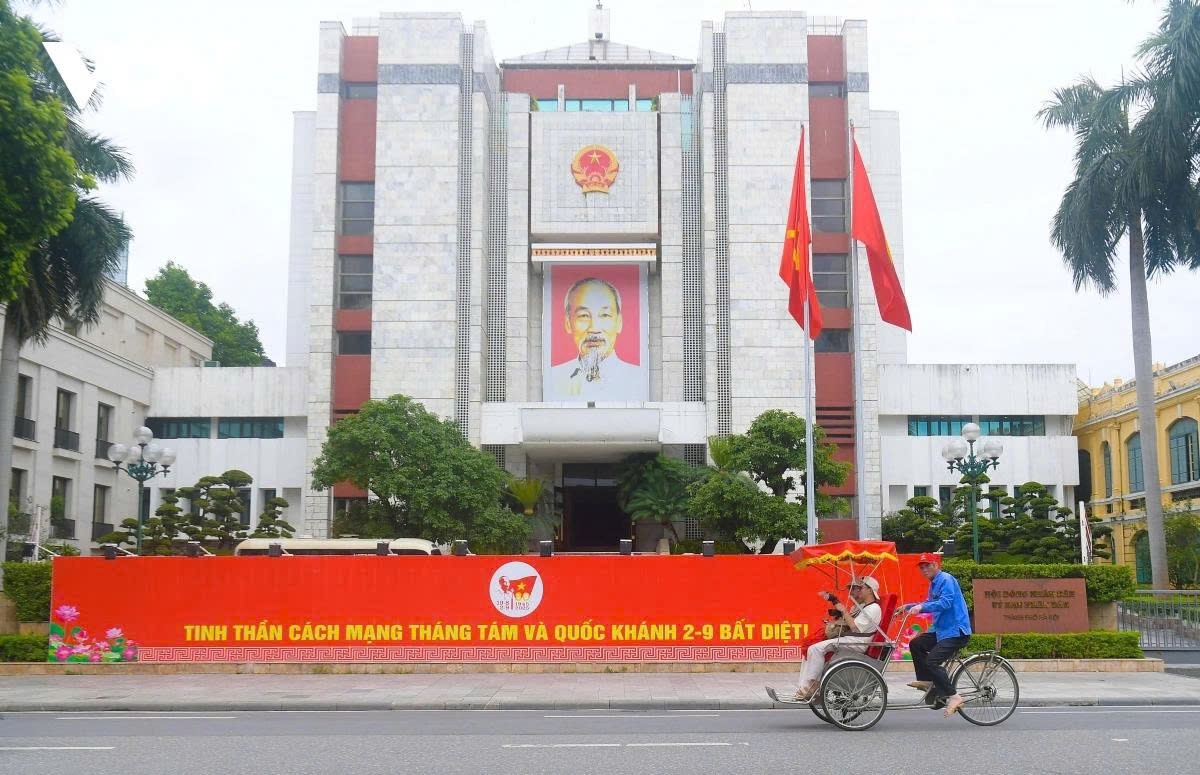 hanoi sparkles with flags and decorations ahead of national day celebrations picture 1
