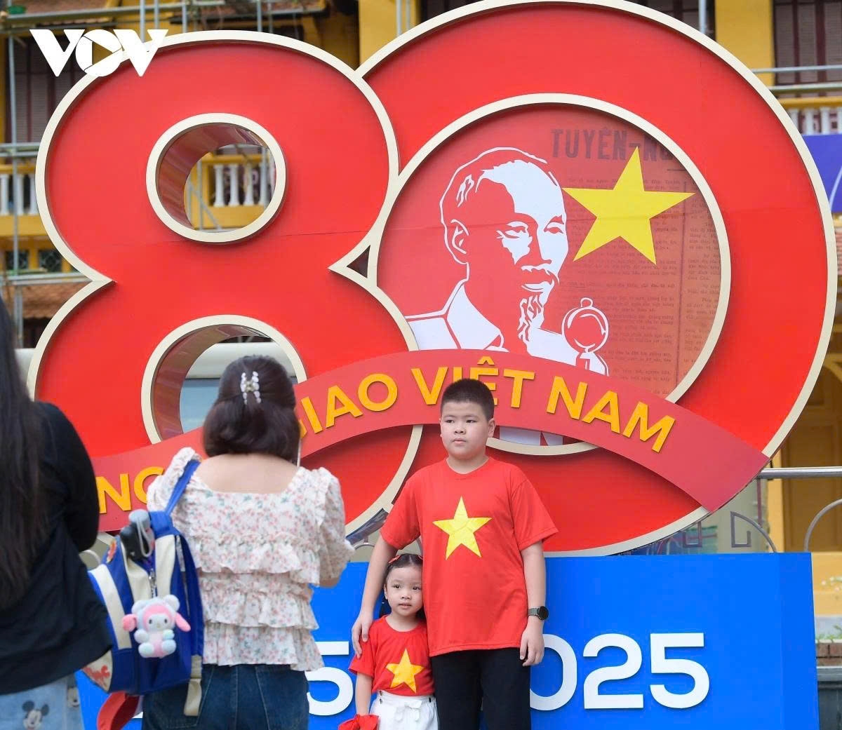 hanoi sparkles with flags and decorations ahead of national day celebrations picture 10