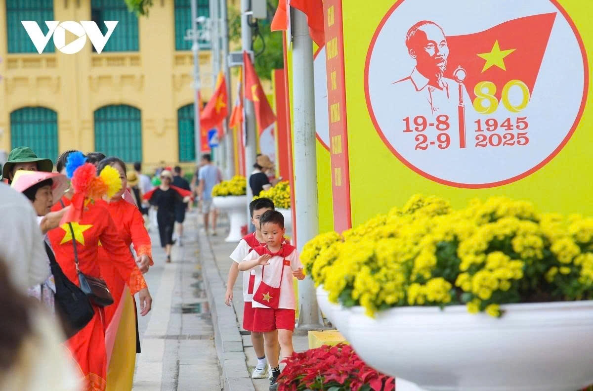 hanoi sparkles with flags and decorations ahead of national day celebrations picture 11
