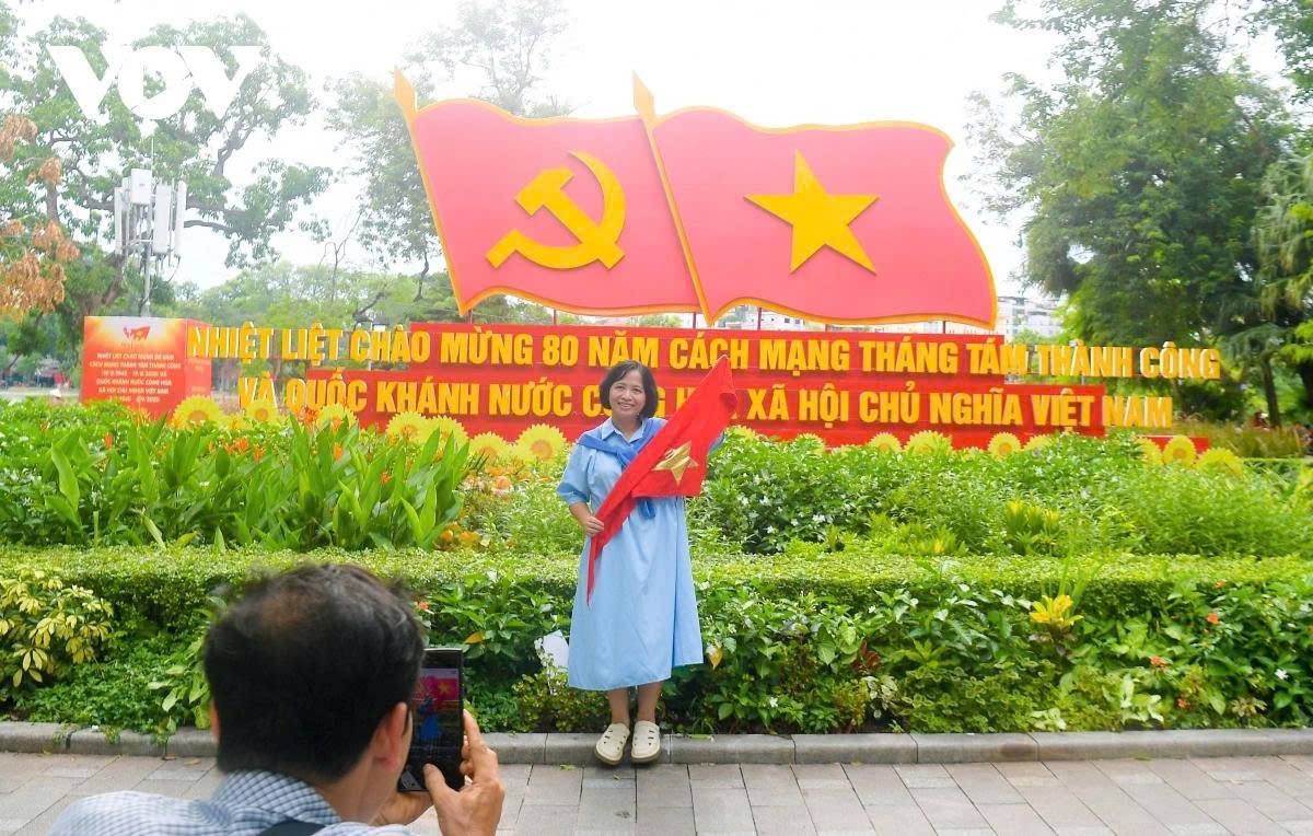 hanoi sparkles with flags and decorations ahead of national day celebrations picture 3
