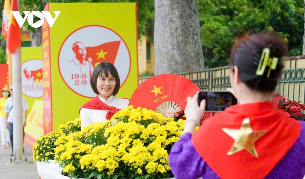 hanoi sparkles with flags and decorations ahead of national day celebrations picture 4