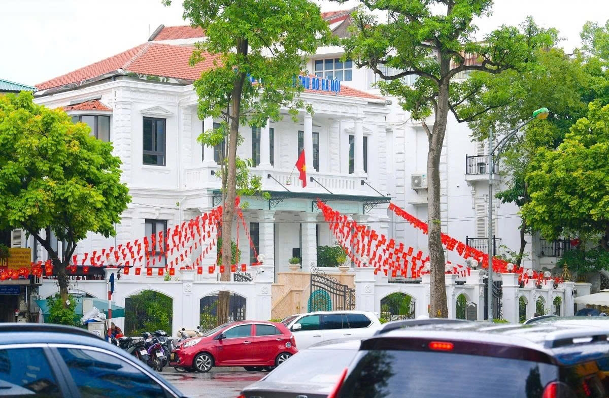hanoi sparkles with flags and decorations ahead of national day celebrations picture 5