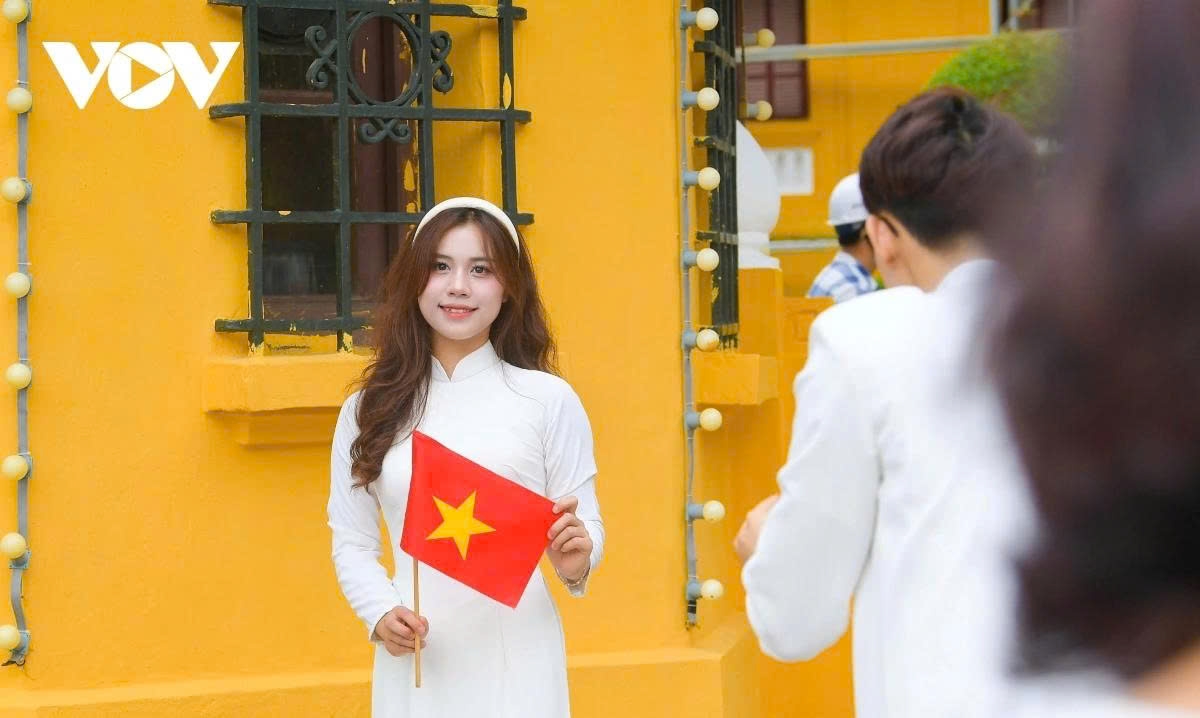 hanoi sparkles with flags and decorations ahead of national day celebrations picture 9