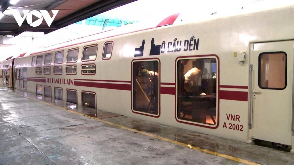hanoians eager to experience double-decker train for heritage tour picture 1
