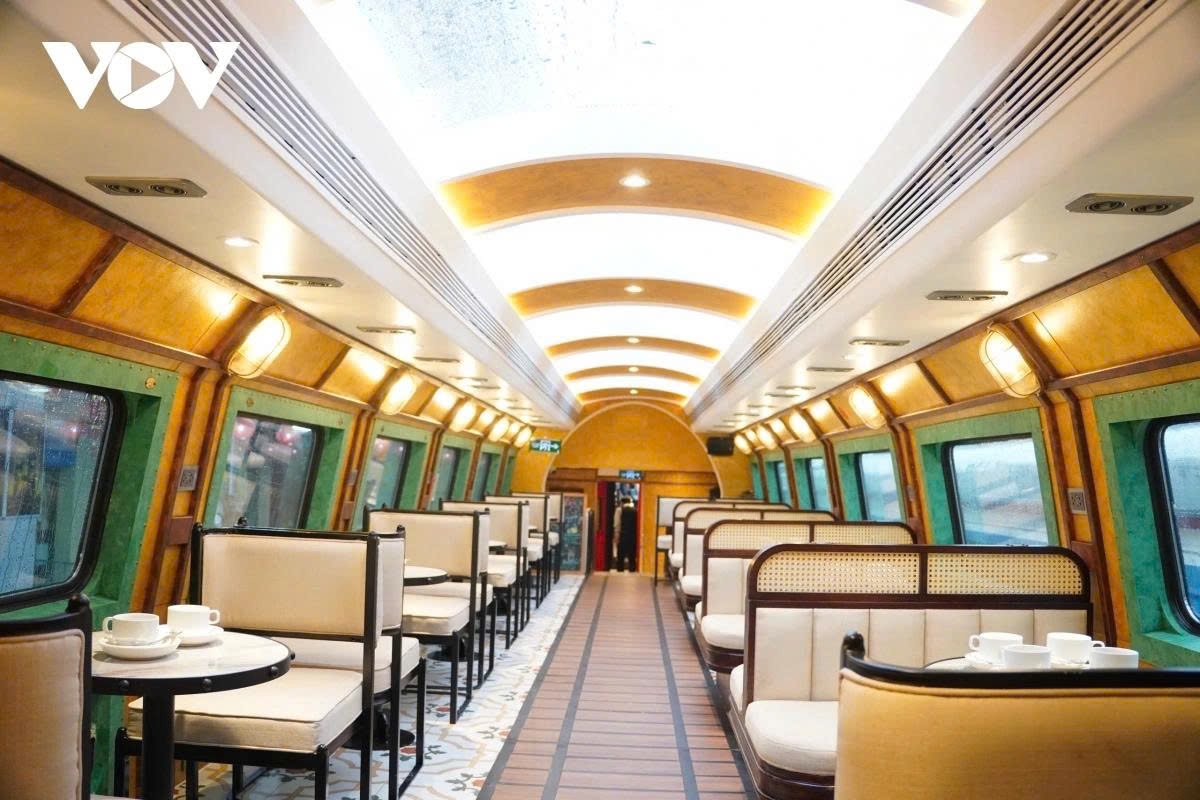 hanoians eager to experience double-decker train for heritage tour picture 11