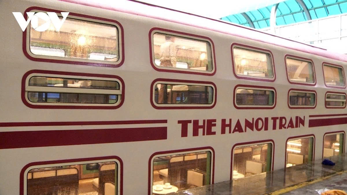 hanoians eager to experience double-decker train for heritage tour picture 2