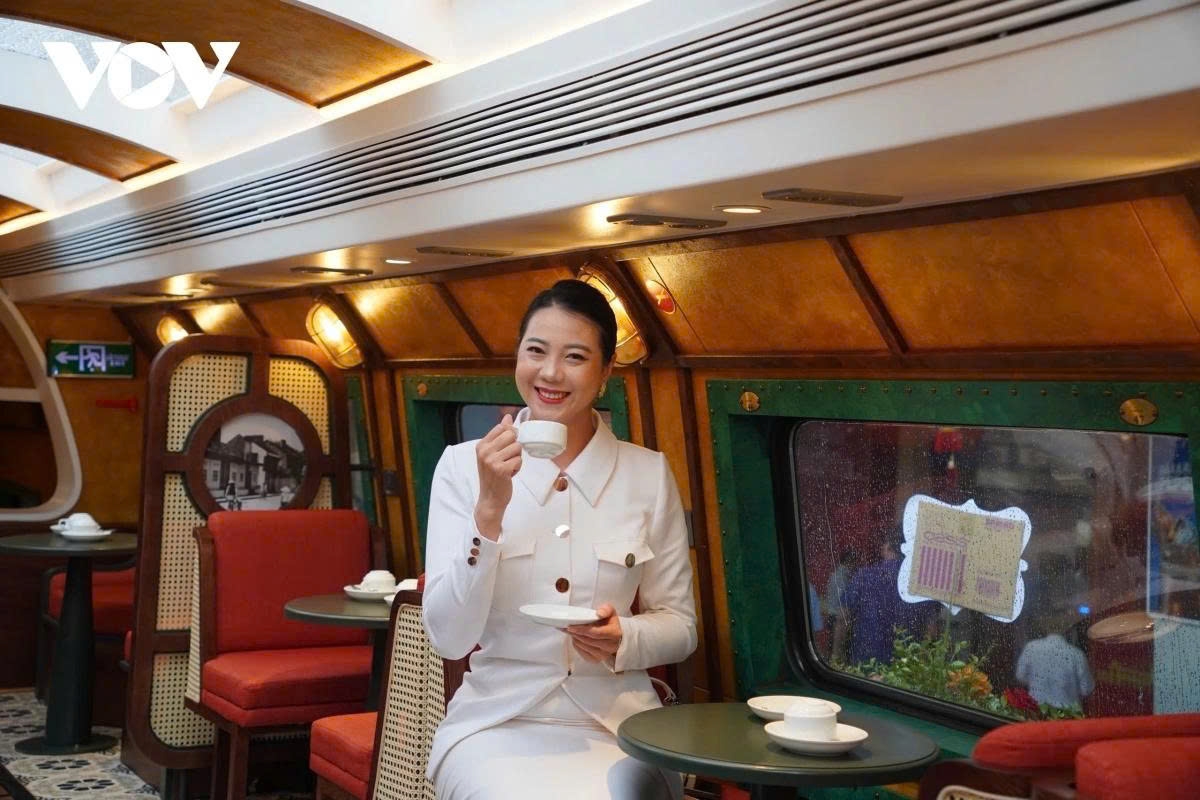 hanoians eager to experience double-decker train for heritage tour picture 3
