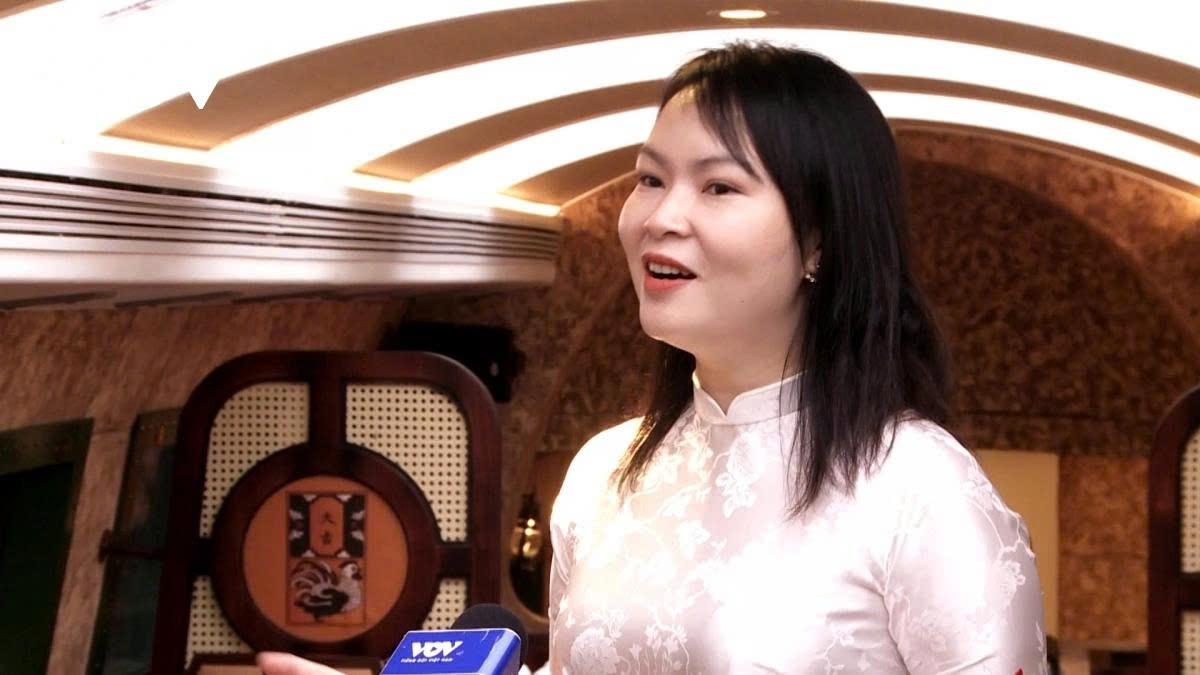 hanoians eager to experience double-decker train for heritage tour picture 4