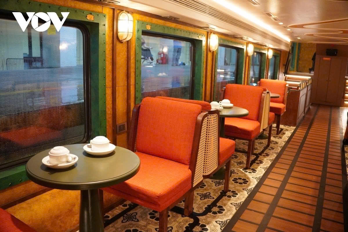 hanoians eager to experience double-decker train for heritage tour picture 8