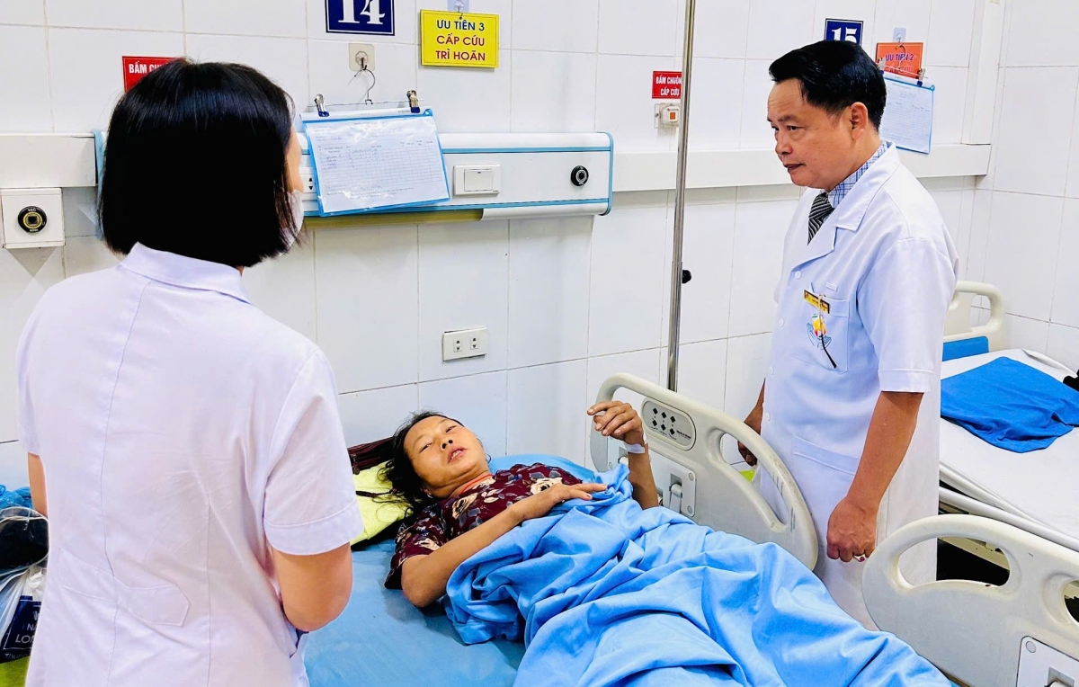 cong an xa mo vang vuot lu, di bo 11 km dua nguoi dan benh nang di cap cuu hinh anh 3