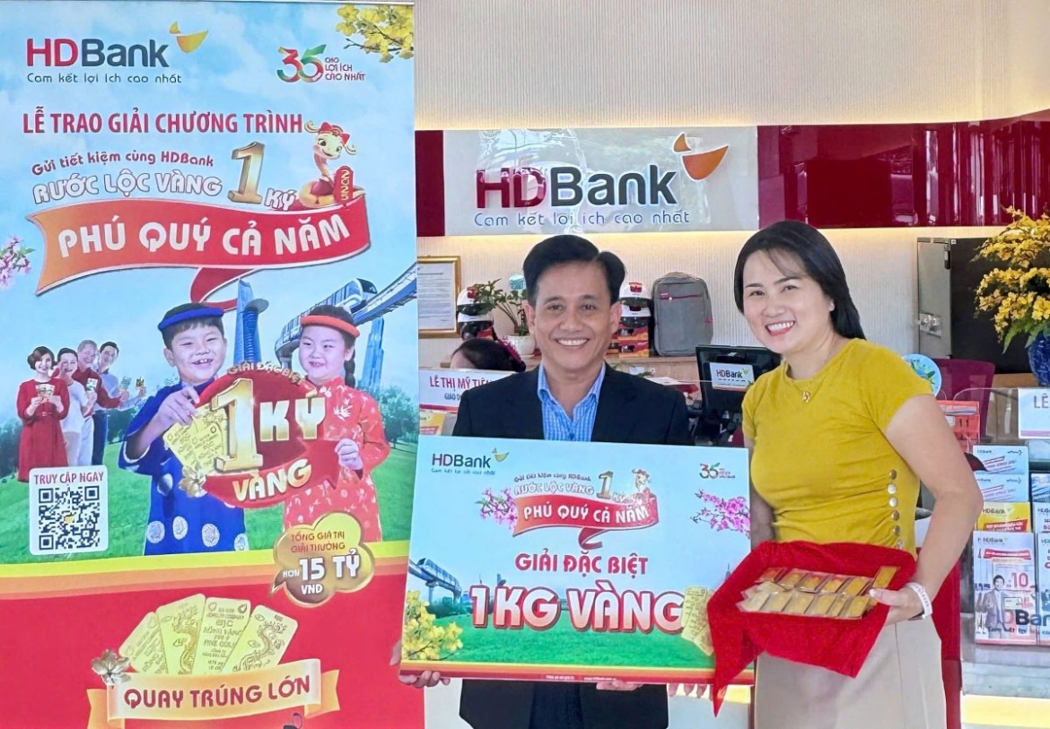 hdbank trao thuong 1 ky vang sjc cho nu khach hang tai tp.hcm hinh anh 1