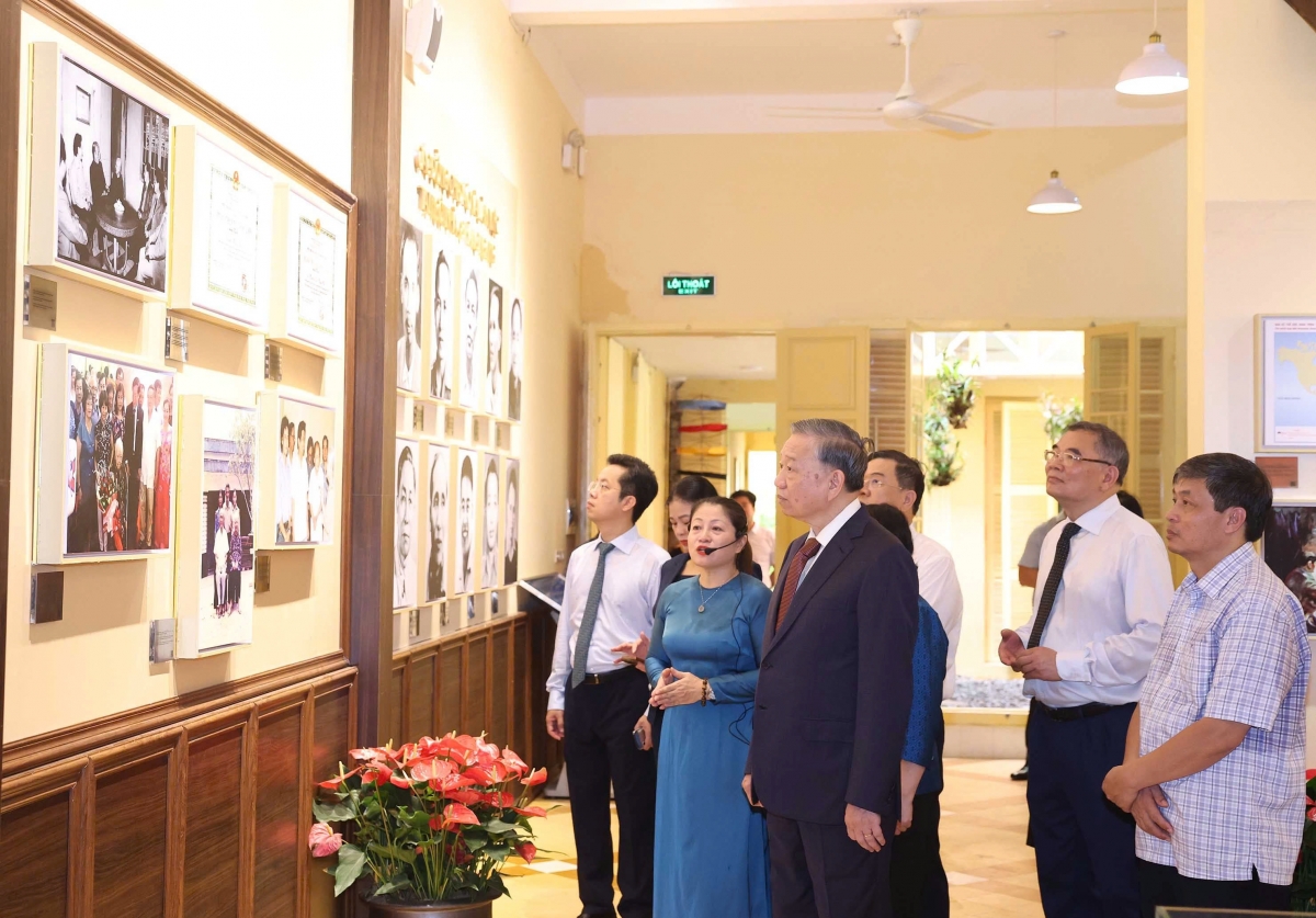 tong bi thu dang huong tuong niem chu tich ho chi minh tai nha so 48 hang ngang hinh anh 4