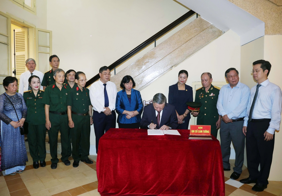 tong bi thu dang huong tuong niem chu tich ho chi minh tai nha so 48 hang ngang hinh anh 3
