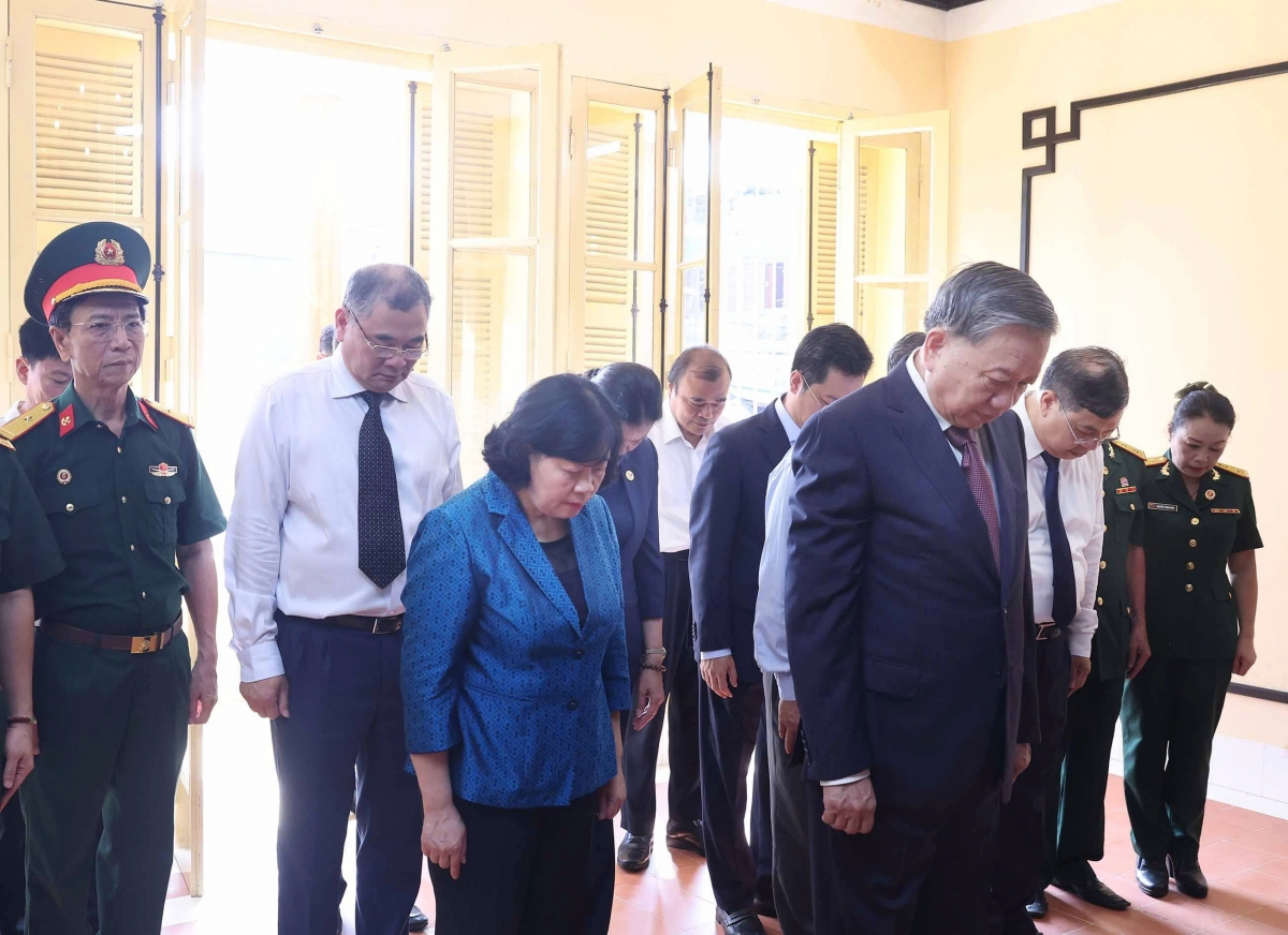 tong bi thu dang huong tuong niem chu tich ho chi minh tai nha so 48 hang ngang hinh anh 2