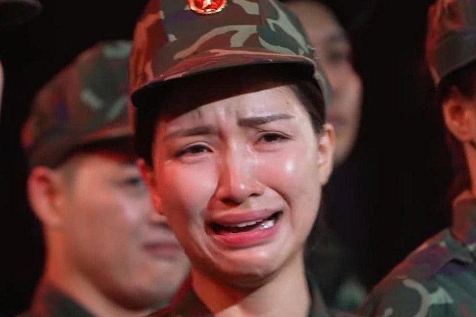 lan ngoc roi sao nhap ngu 2025, hoa minzy bat khoc giua thao truong hinh anh 4