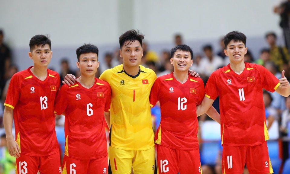 Dai dien bong da viet nam thang tien manh me tren bang xep hang fifa hinh anh 1