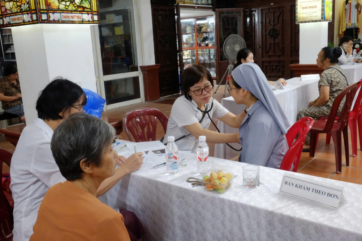 kham benh mien phi, tang qua cho nguoi kho khan, khuyet tat o lang son hinh anh 1
