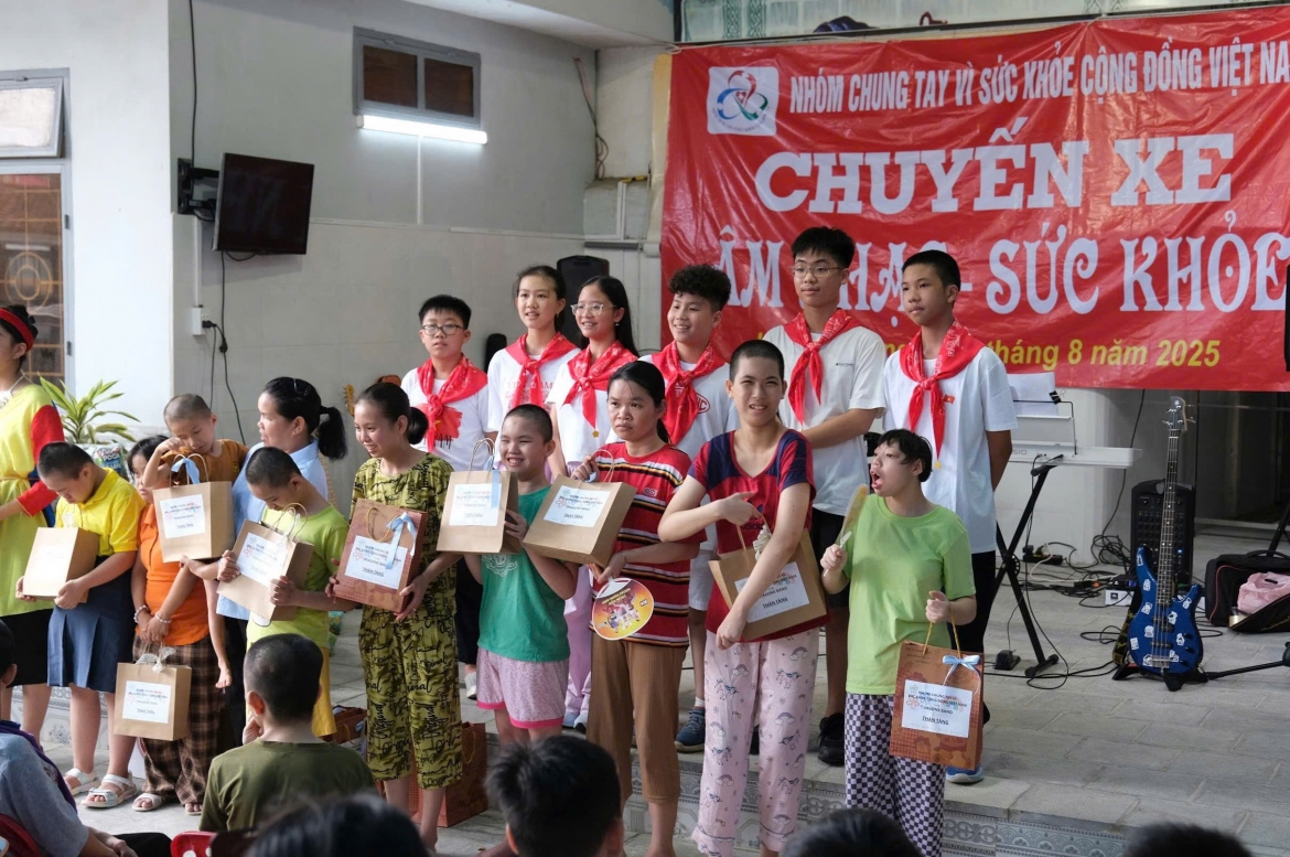 kham benh mien phi, tang qua cho nguoi kho khan, khuyet tat o lang son hinh anh 3
