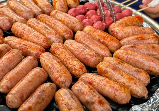 Lạp xưởng nướng đá: Món ăn gây “sốt” và những nguy cơ sức khỏe tiềm ẩn