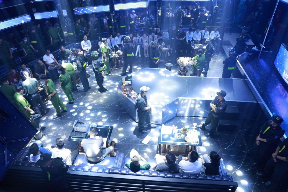 400 cong an dot kich nha hang, vu truong, phat hien 145 nguoi duong tinh ma tuy hinh anh 1