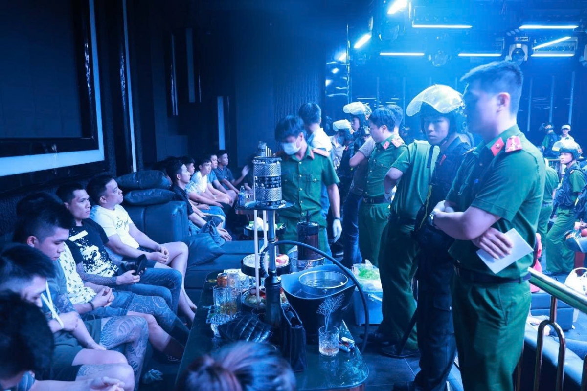 400 cong an dot kich nha hang, vu truong, phat hien 145 nguoi duong tinh ma tuy hinh anh 2