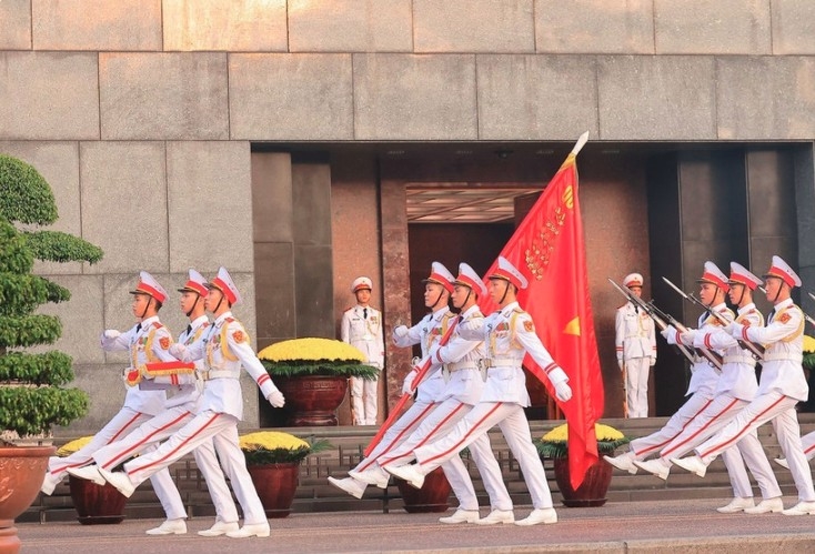 Flag-hoisting ceremony marks 80th anniversary of August Revolution victory