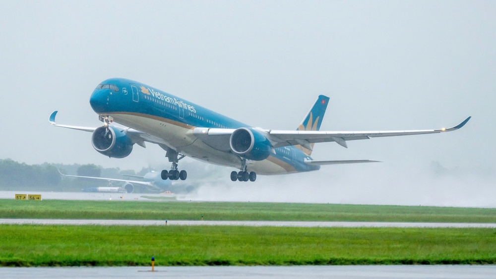 Sân bay Đồng Hới mở cửa trở lại, một số sân bay khác chưa hoạt động