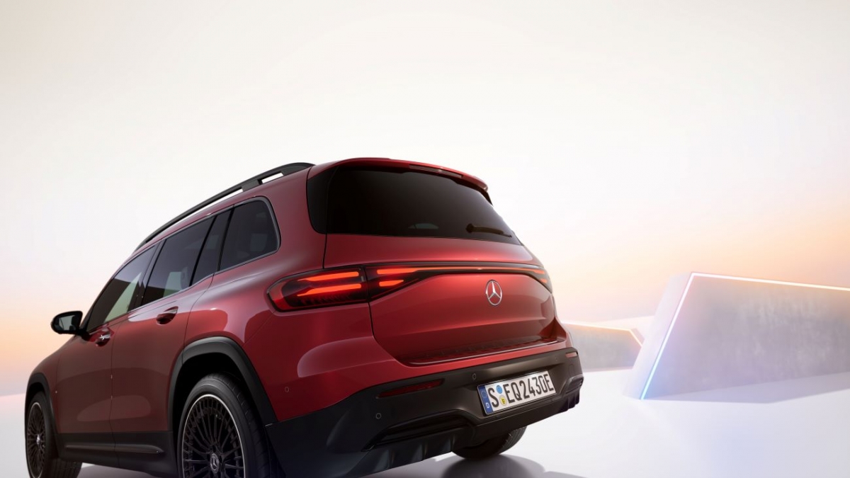 mercedes-benz eqb 250 co ban nang cap tai viet nam hinh anh 2