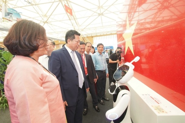 vietnam showcases largest quartz-made national flag at landmark exhibition picture 1 vietnam showcases largest quartz-made national flag at landmark exhibition picture 1