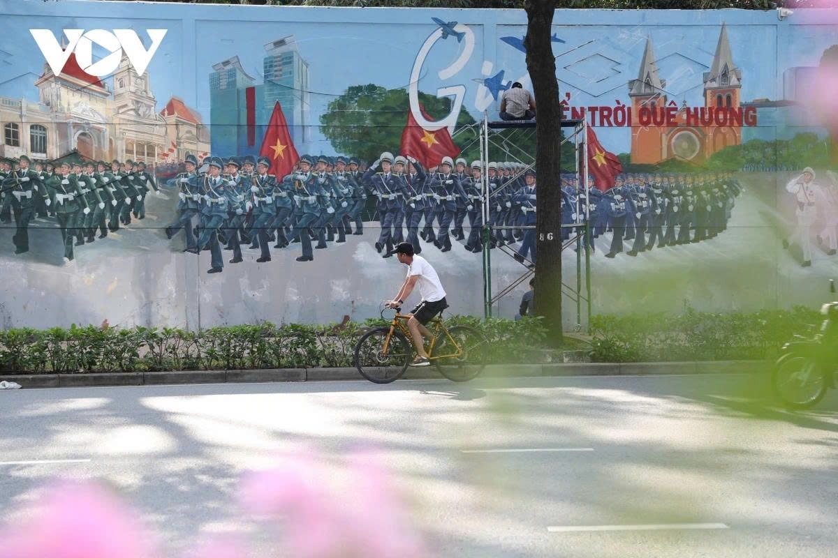 hcm city giant mural painting celebrates major national holidays picture 3