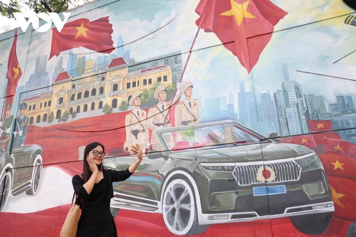 hcm city giant mural painting celebrates major national holidays picture 6