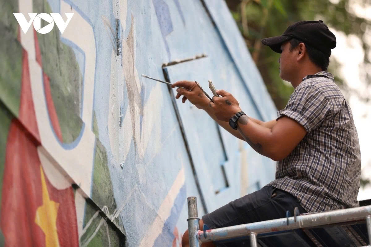 hcm city giant mural painting celebrates major national holidays picture 7