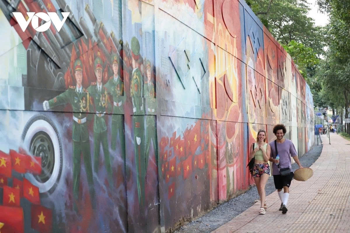 hcm city giant mural painting celebrates major national holidays picture 9