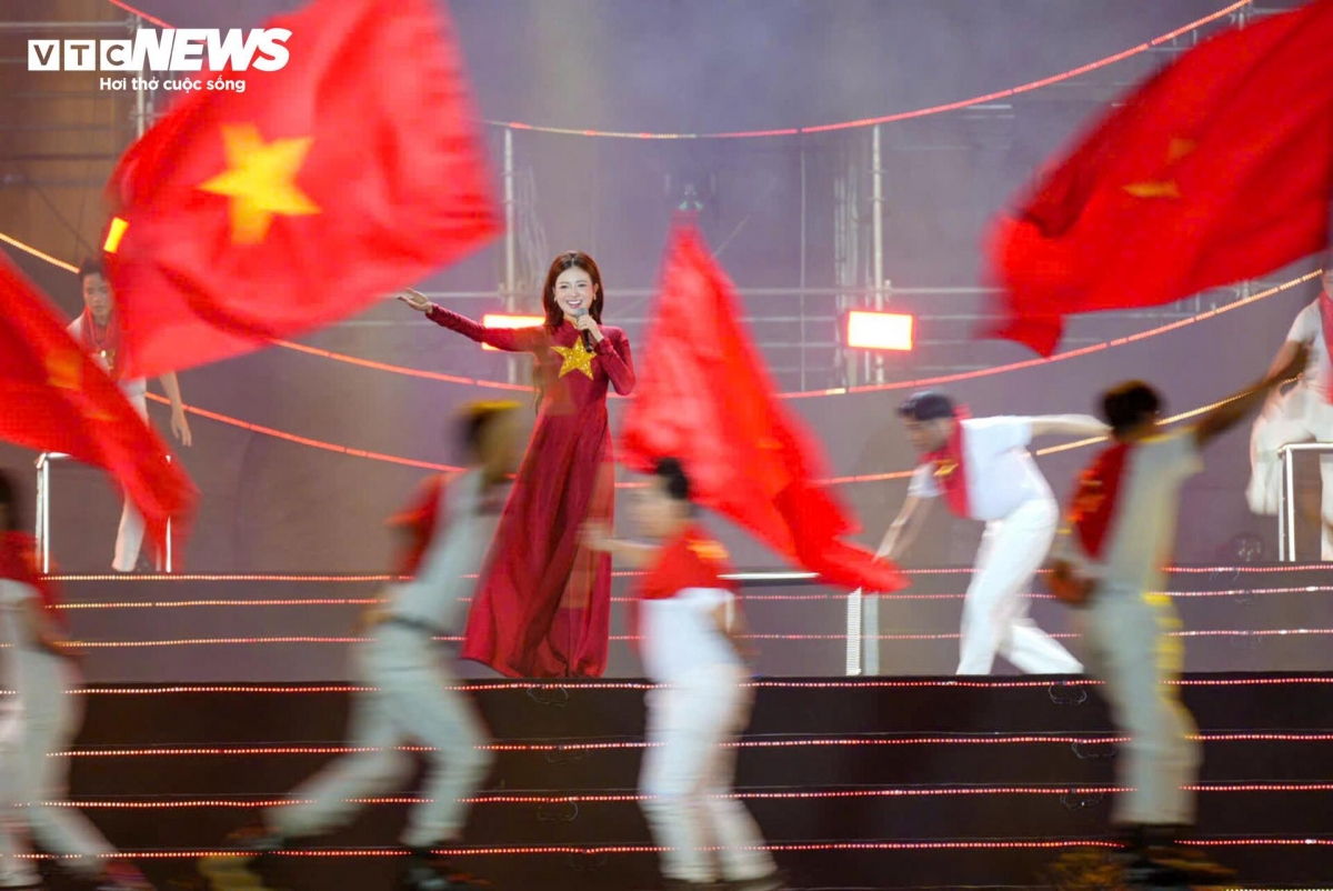30,000 join singing at special national day concert picture 10
