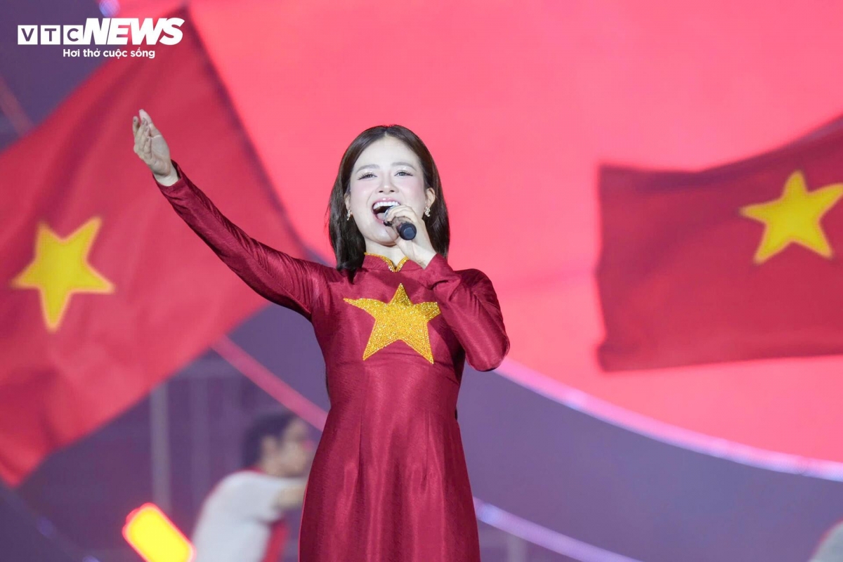 30,000 join singing at special national day concert picture 11