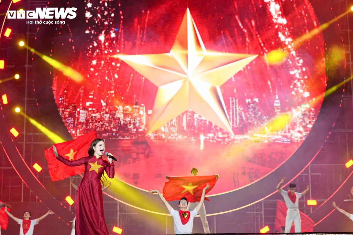 30,000 join singing at special national day concert picture 2