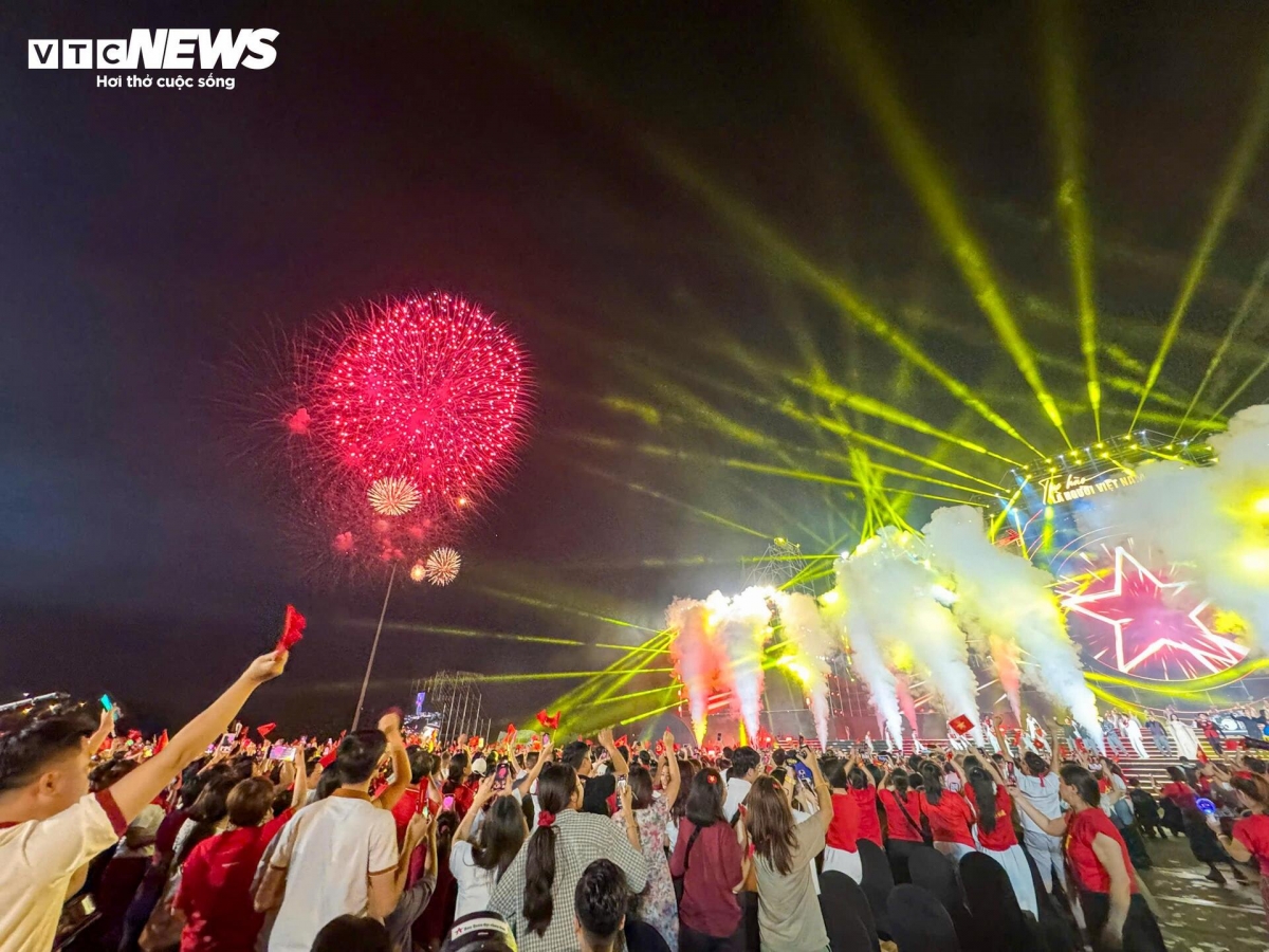 30,000 join singing at special national day concert picture 3