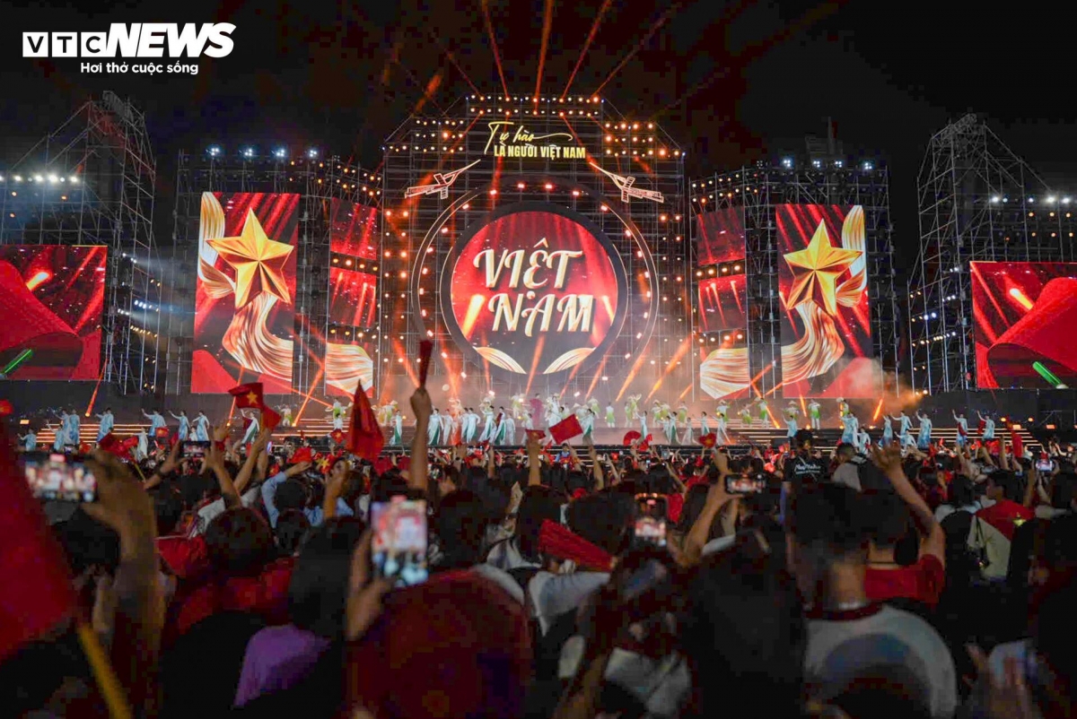 30,000 join singing at special national day concert picture 4