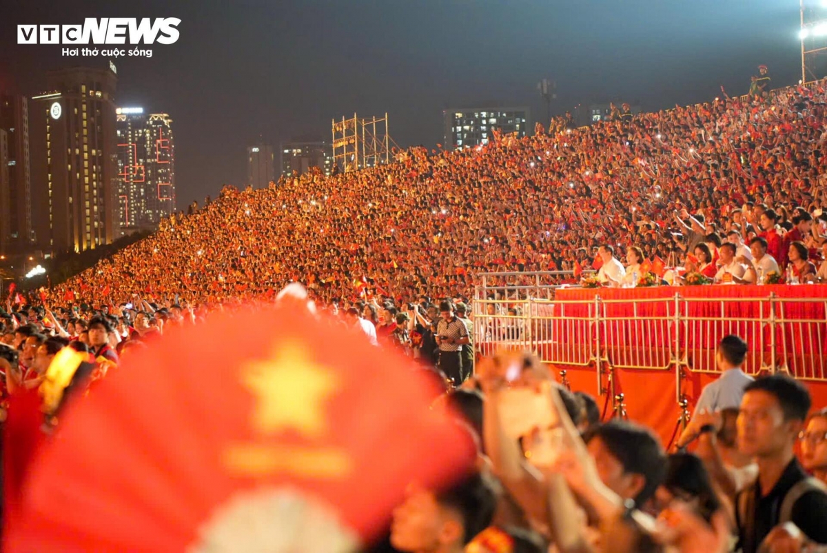 30,000 join singing at special national day concert picture 5