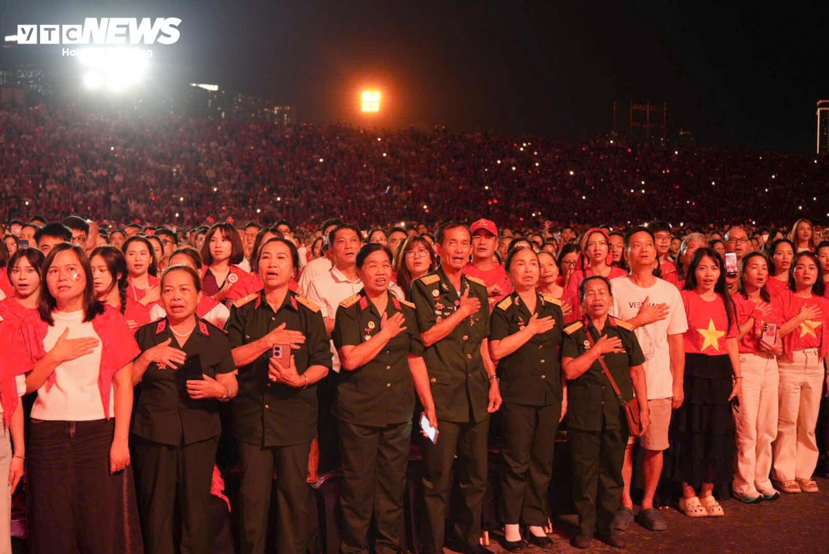 30,000 join singing at special national day concert picture 6