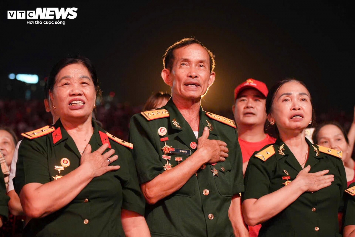 30,000 join singing at special national day concert picture 7