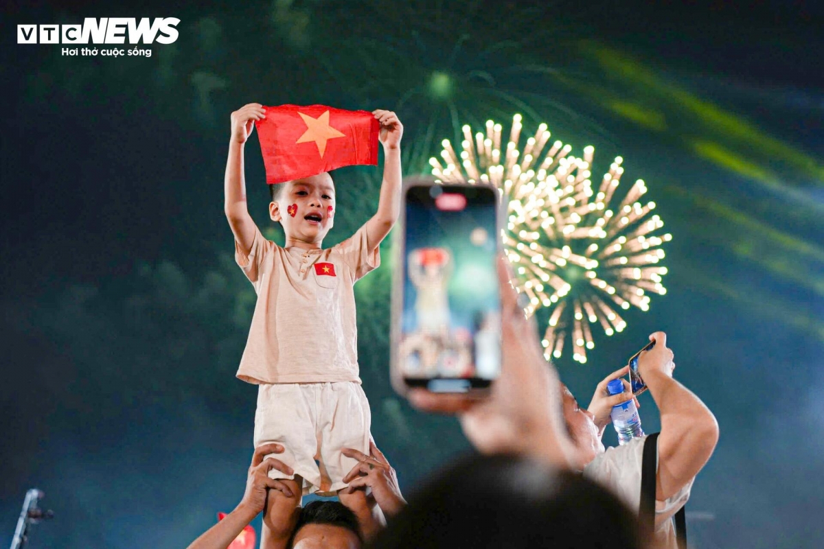 30,000 join singing at special national day concert picture 8