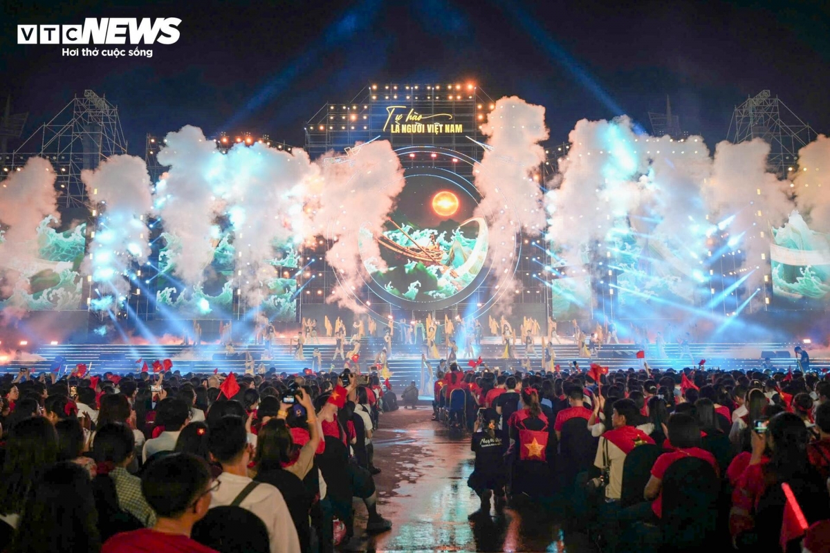 30,000 join singing at special national day concert picture 9