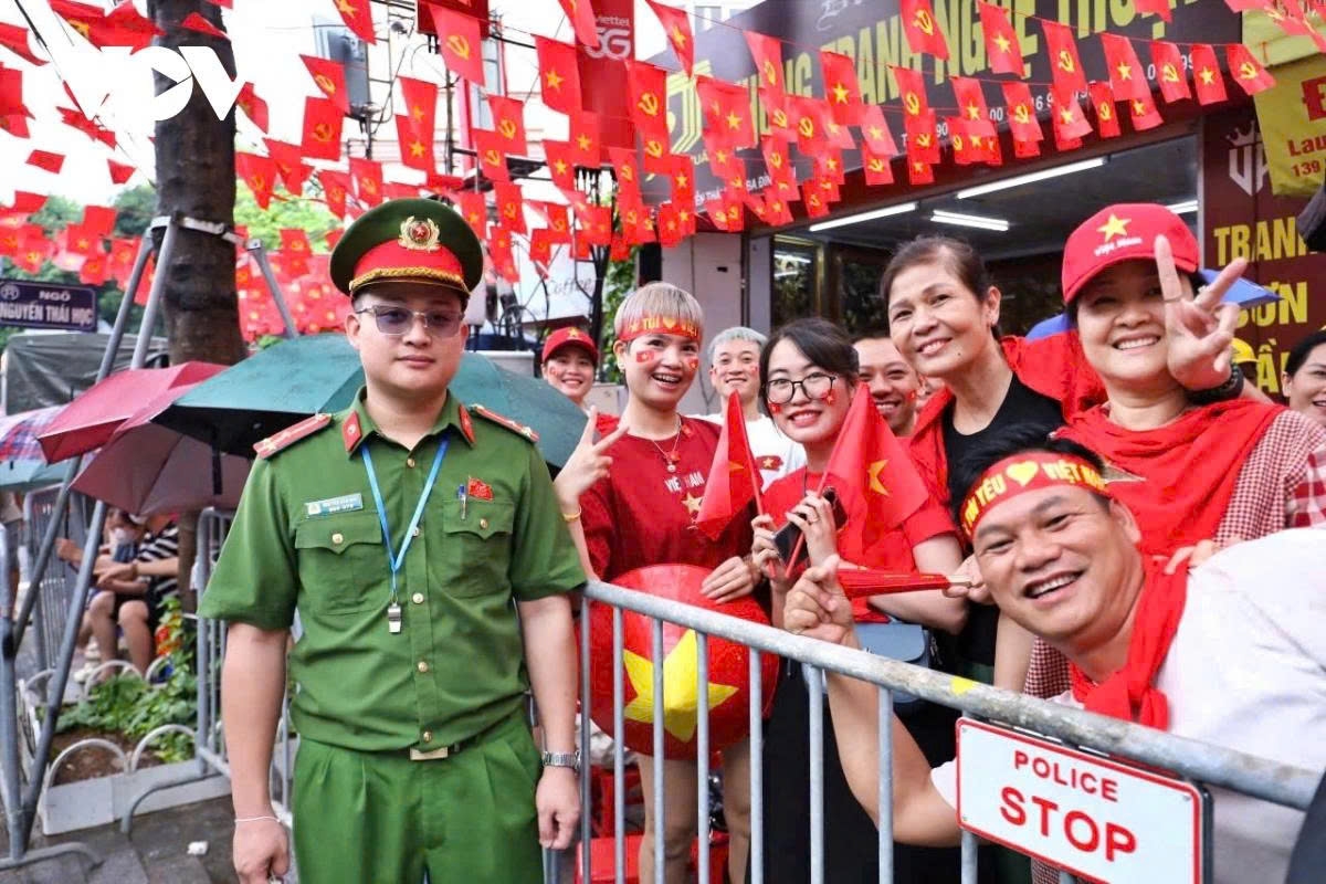 thousands throng hanoi streets for third national day parade rehearsal picture 5 thousands throng hanoi streets for third national day parade rehearsal picture 5