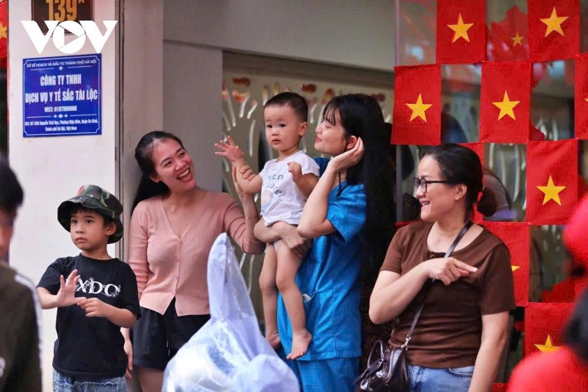 thousands throng hanoi streets for third national day parade rehearsal picture 7 thousands throng hanoi streets for third national day parade rehearsal picture 7