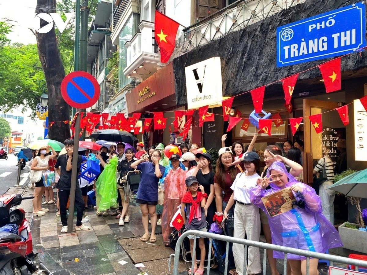 thousands throng hanoi streets for third national day parade rehearsal picture 8 thousands throng hanoi streets for third national day parade rehearsal picture 8