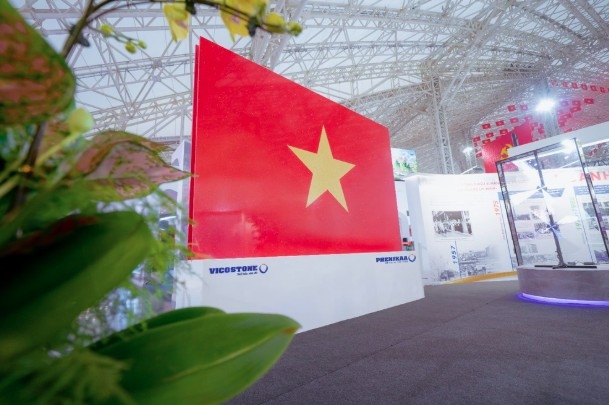 Vietnam showcases largest quartz-made national flag at landmark exhibition