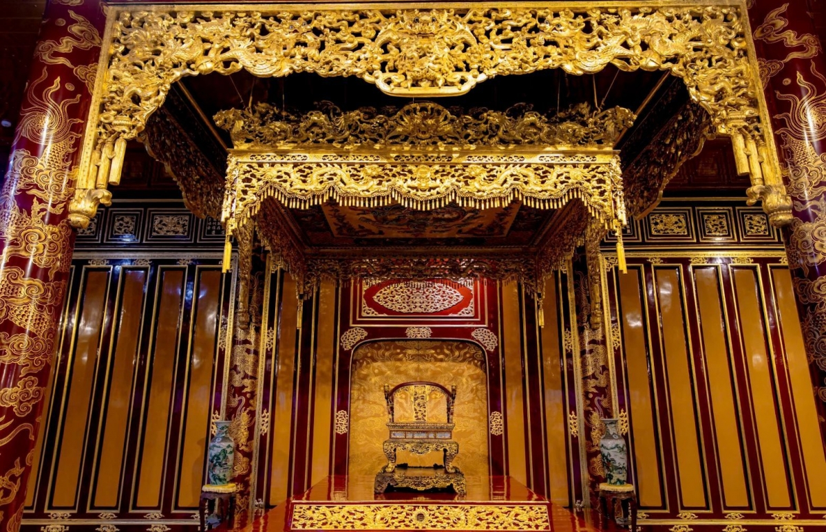 https://media.vov.vn/sites/default/files/styles/large/public/2025-08/ngai_vua_trieu_nguyen_dat_tai_dien_thai_hoa_la_bao_vat_quoc_gia.jpg