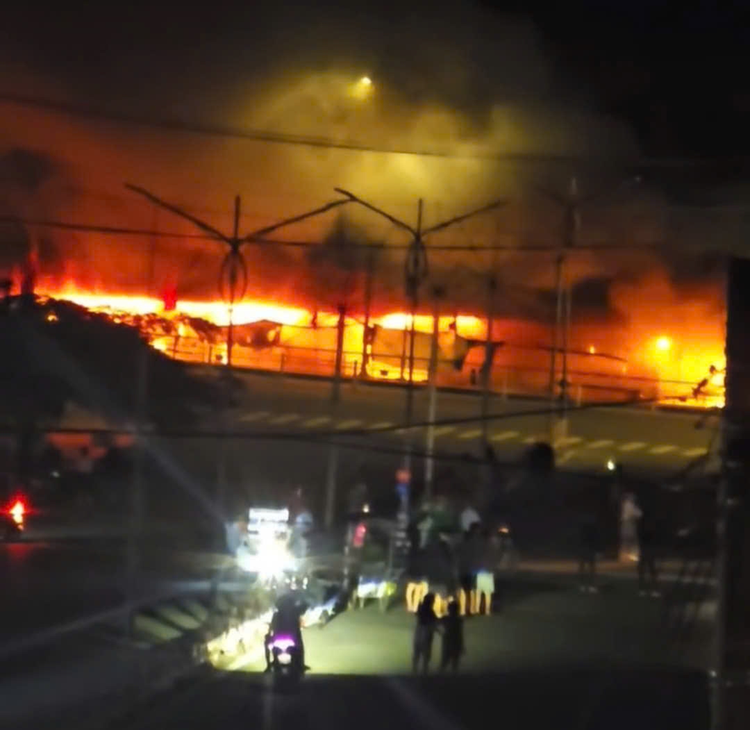 Cháy tại chợ thực phẩm Tam Nông (Đồng Tháp), 20 ki ốt bị thiêu rụi