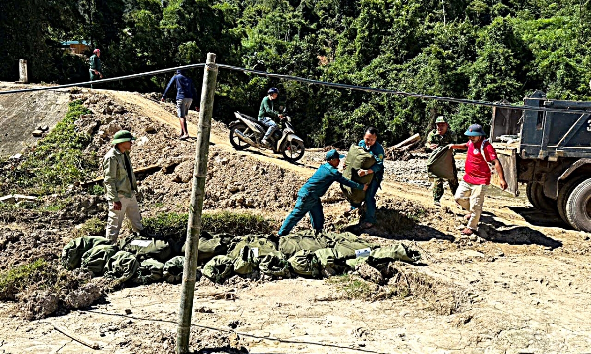 Dựng 30 nhà bạt tạm cho người dân vùng lũ xã Nhôn Mai (Nghệ An)